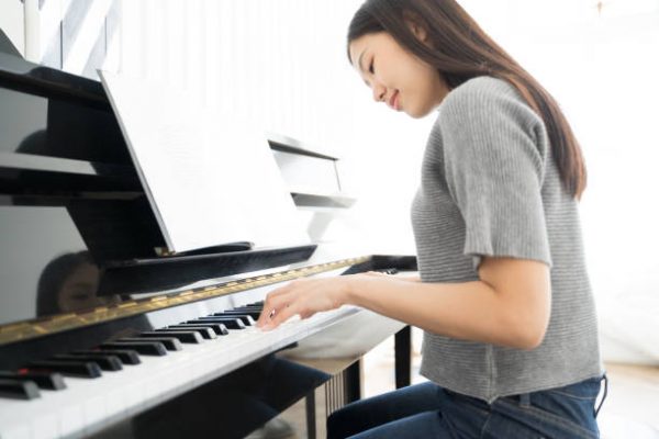 4 کاری که نباید در حین تمرین پیانو انجام داد